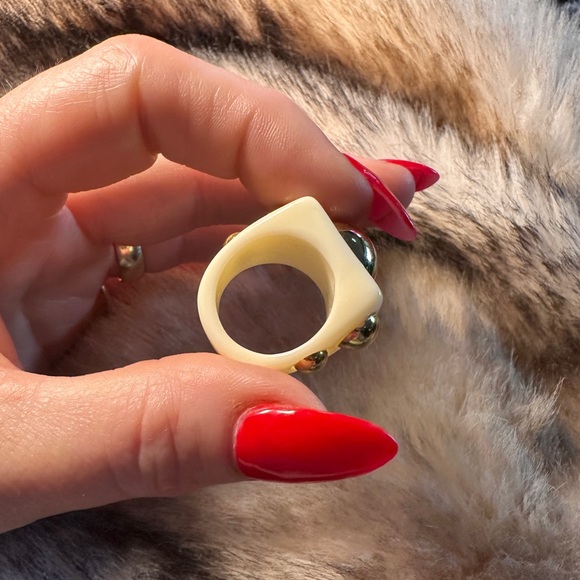 Retro Vanilla Gold Bubble Resin Statement Ring - Picture 5 of 6